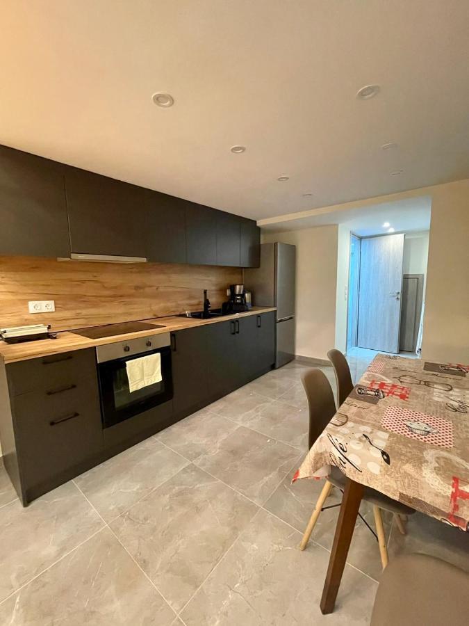Minimal Two-Floor Apartment 塞萨洛尼基 外观 照片
